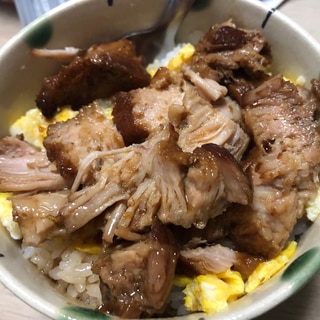 キャンプ飯♪ダッチオーブンで柔らかチャーシュー卵丼